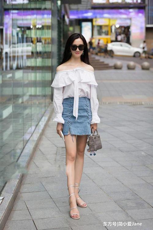 美女街拍：高贵俏丽穿搭清凉，长腿女神迷人！