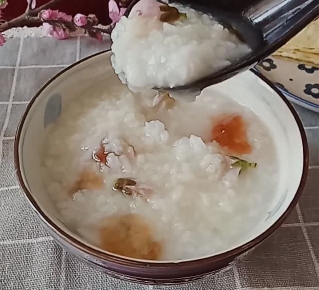  白皙：熬一碗桃花粥，喝了皮肤白皙有光泽度，美容护肤又美容养颜