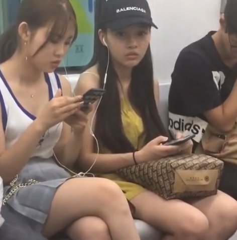 街拍，姜黄色短裤美女，被拍害羞了，默默走掉！