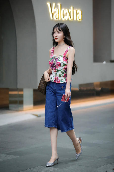 街拍路人,小姐姐穿衣搭配十分优雅,穿出了东方女人的独特韵味!