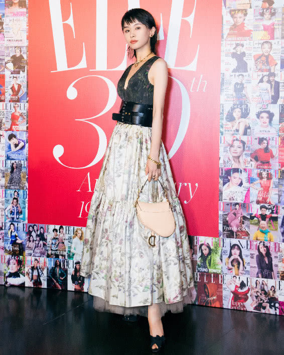 请王子文放弃印花裙吧，居然穿出了满满的油腻感，实在一言难尽!