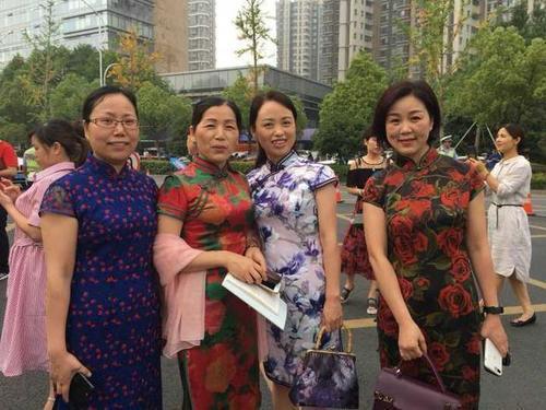 旗袍装:那些穿旗袍的妈妈们,美得优雅又高级,是街头靓丽的一道风景线!