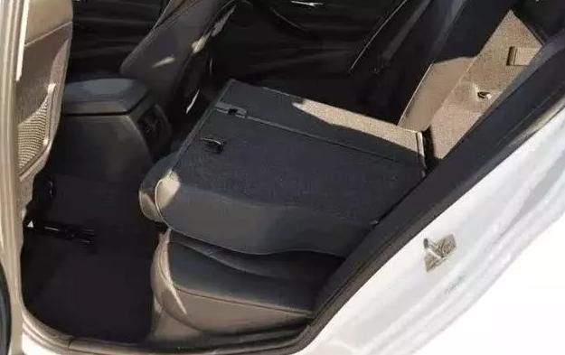 汽车上的“应急孔”，人被锁在车里打不开车门，戳一下它门就开了