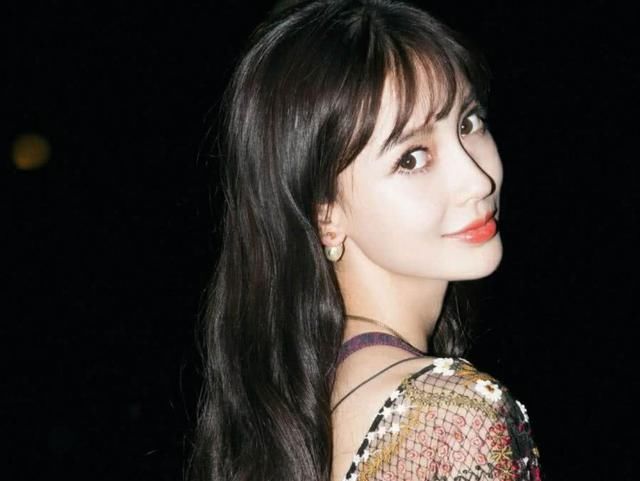 身穿蓝色礼服的Angelababy美到不行，若隐若现的背也有亮点