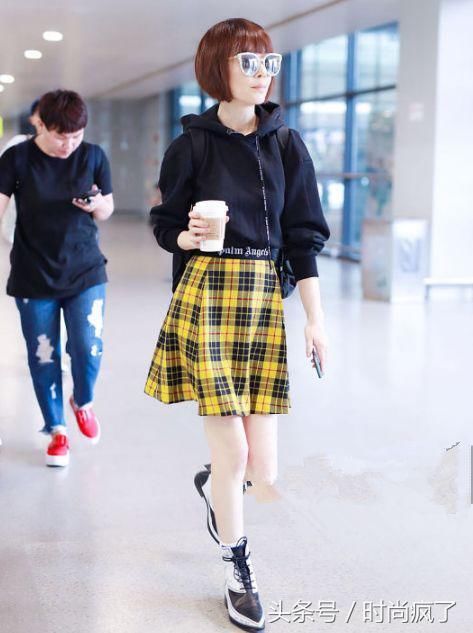 86斤的鲁豫终于长肉了！短裙+卫衣直接嫩成16，说她48了谁呢？