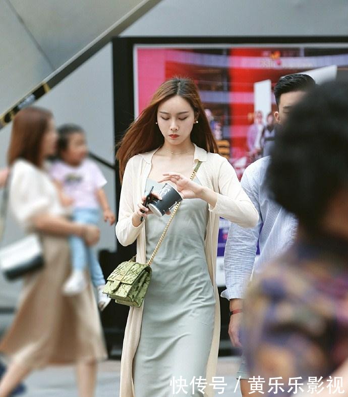街拍气质范的小姐姐，一件吊带长裙，性感迷人！