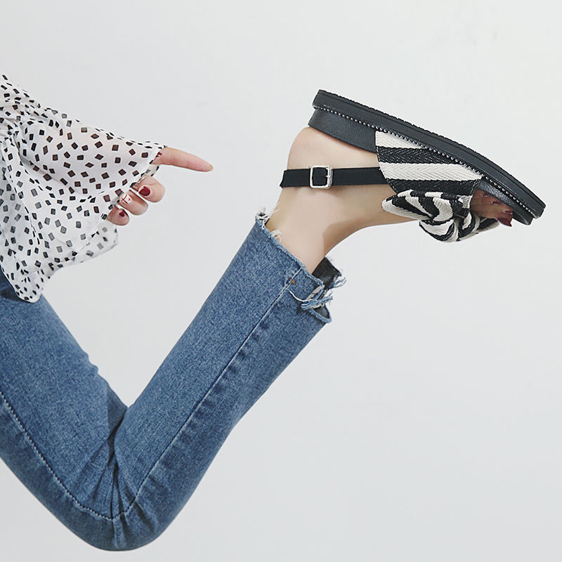 今年流行的几款凉鞋，超级衬脚美，每一款都堪称经典