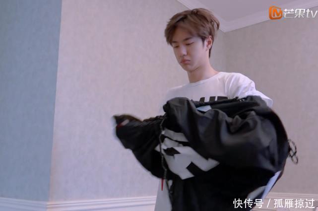 #嘴巴#有一种“可爱”叫王一博的起床气,嘴巴鼓鼓不愿穿衣服,心都化了
