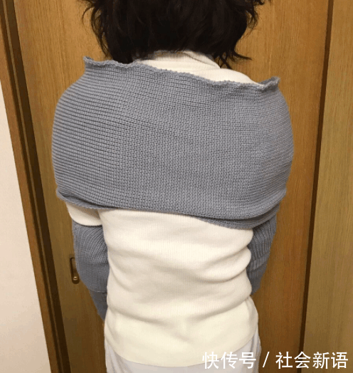 女子在网上买了件宽松毛衣, 穿上后手完全无法动弹, 让人哭笑不得