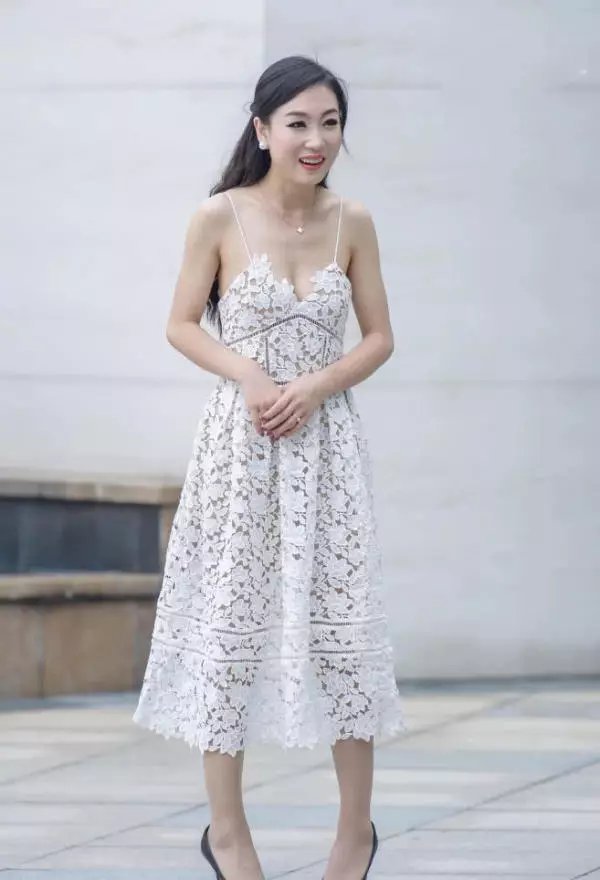 路人街拍：气质小姐姐吊带镂空尽显成熟妩媚，修身的设计勾勒出迷