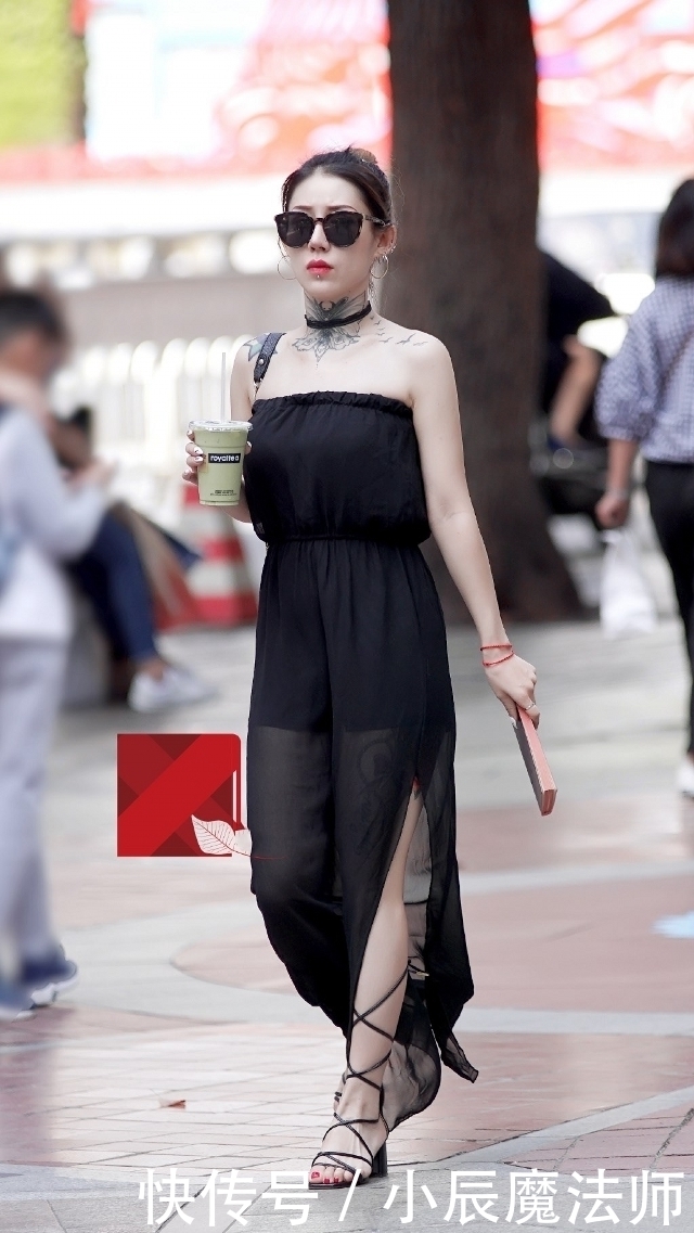 性感■路人街拍,身上穿着一件灰色的t恤,尽显性感