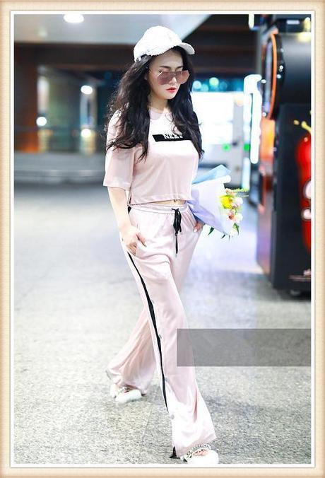 冉莹颖终于赢了一回，穿露脐装撞上庄思明，网友：还是睡衣更吸睛