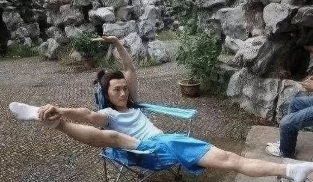 「看起来」明星们拍戏看起来简单，明星拍戏片场休息时是怎样的？