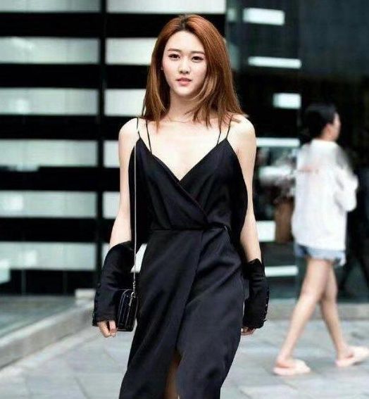 街拍:优雅美丽青春动人的小姐姐，穿着休闲舒适又不失时尚感!