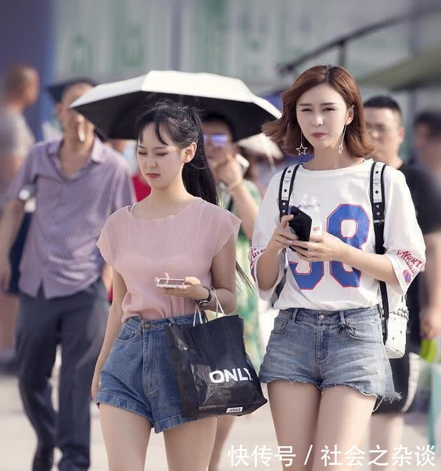 街拍长相清新身材好的美女，时尚感十足很有看头！