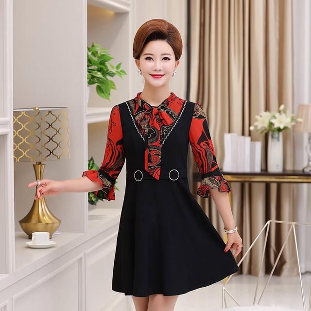 看了妈妈，才知道原来自己这么土！瞧她穿的，参加婚礼像个贵妇人