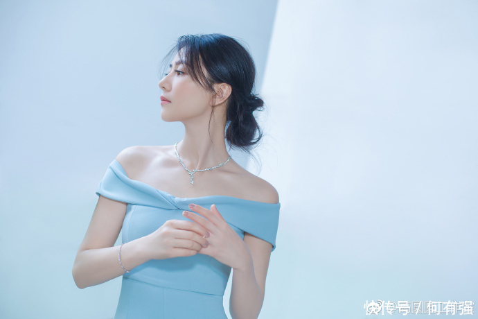 39岁高圆圆厉害了！一袭蓝色开叉长裙穿出2米气场，网友：真会穿