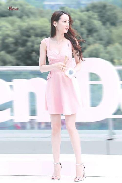 杨紫和关晓彤撞鞋，一个仙女下凡一个惨不忍睹，网友：腿粗好心酸