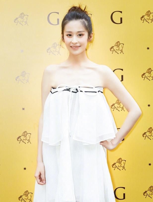 颖儿瘦成“排骨精”就算了，还非要穿抹胸裙，掉下来就尴尬了！