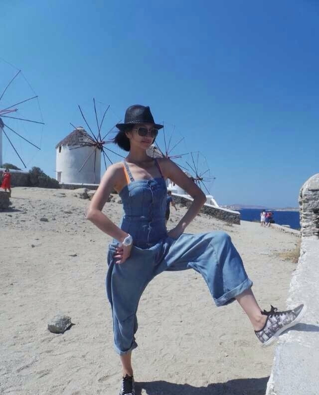 沈佳妮身穿开叉长裙端庄优雅，尽秀大长腿，网友：朱亚文好眼光！