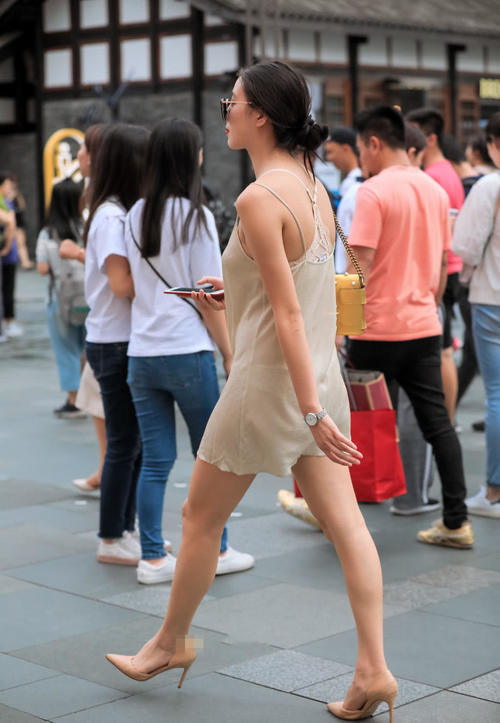 穿睡衣的小姐姐熬夜看世界杯，早上起来穿了一件睡衣就出门了！