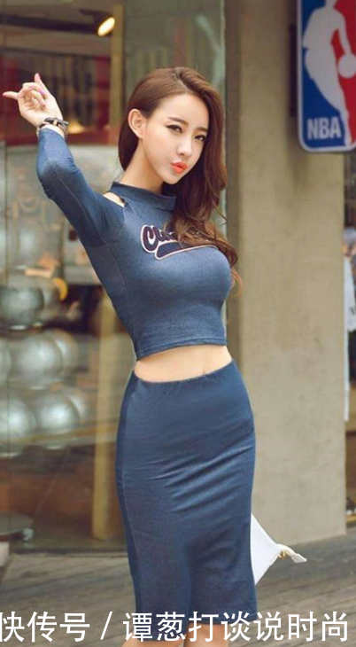 街拍： 搭配超短牛仔裤小姐姐的，身材匀称雪白大腿让她很自信!!