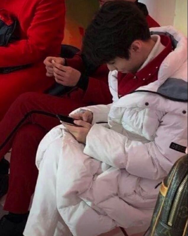  #网上#王俊凯央视后台玩手机，嘴上还在偷笑，粉丝猜测：又在网上冲浪！