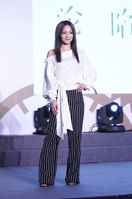 继张韶涵事件之后，又一位女星被吸血鬼生父“坑惨”!