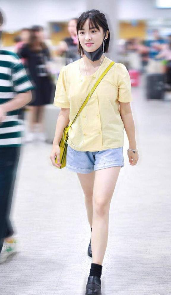 沈月暴瘦？出门穿短裤腿瘦成“筷子”，看到无修图时我“打脸”了