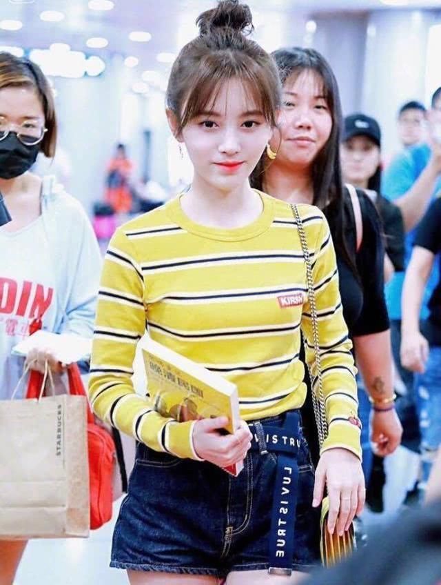 鞠婧祎晒美照，她这低马尾的发型真好看，又年轻了!