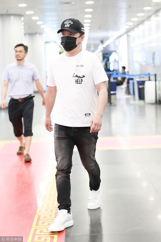 黄渤穿裹身仔裤被拍成一米四“小短腿”  口罩遮面不耽误插兜扮酷