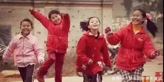 啥是过年一组80年代农村过年的老照片，泛黄的印记，满满的年味