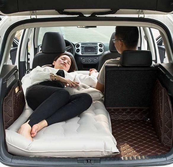 在高速服务区，发现一女司机车内装法！太高挡，拍照回家学着装