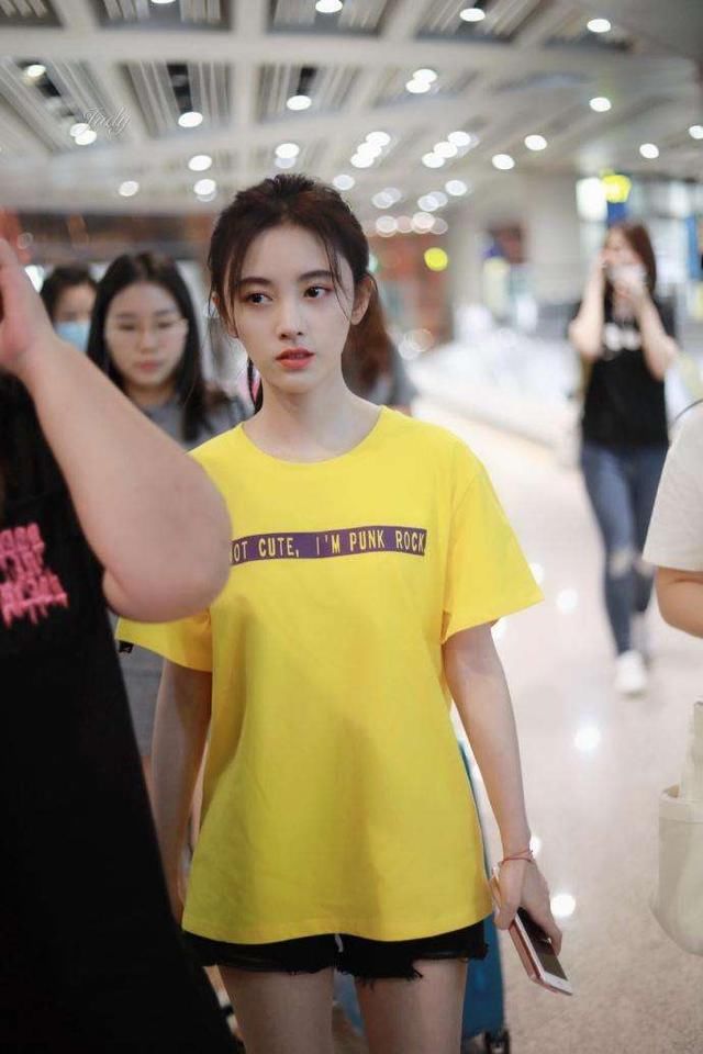 鞠婧祎衣品开挂，T恤盖住短裤现身，159愣是秀出1米8大长腿