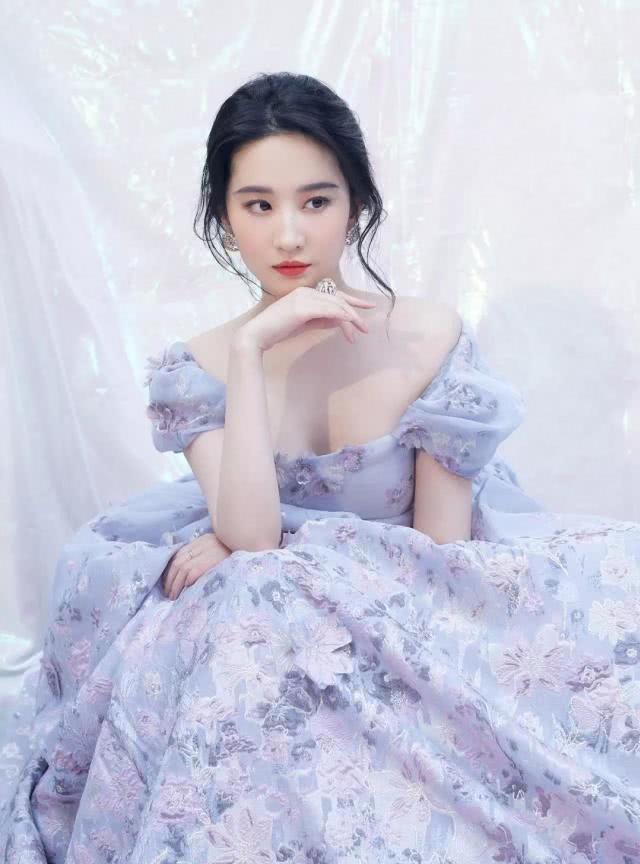  「黄皮」中国女孩穿搭时应避免的几种颜色