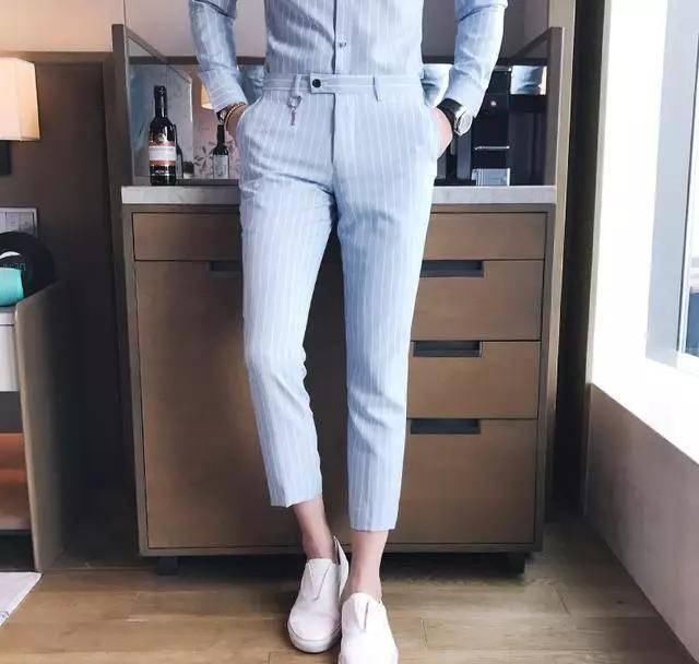  夏季：夏季韩版修身半袖西服套装搭配，助力男士品味一夏