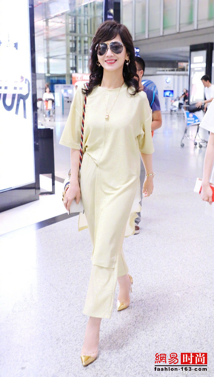 敢穿!63岁赵雅芝穿透视衫短裤秀紧致身材