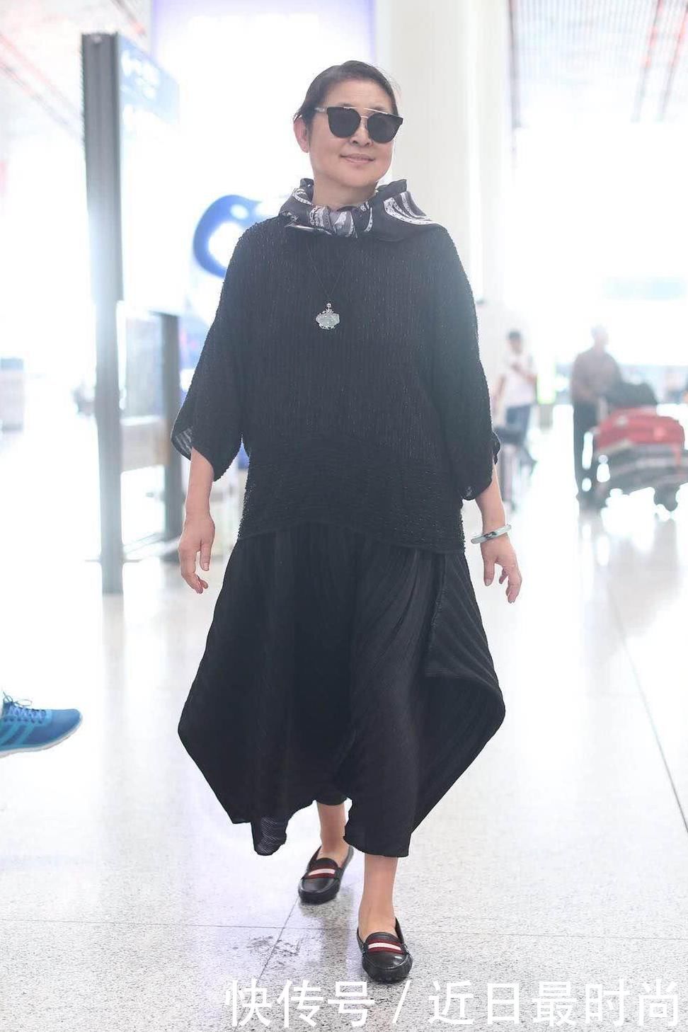 59岁的前央视一姐美回来了，裤子是亮点