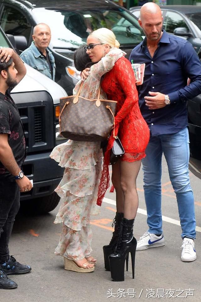 LadyGaga减肥后首次亮相，身高1米5鞋子垫出1米8，太拼了