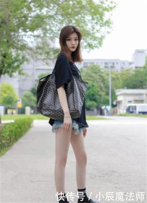 『女人味』街拍:柔美娇俏的小姐姐,唯美的穿搭很动人,非常有女人味