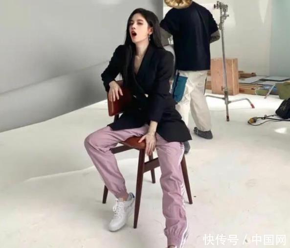 『抓拍』鞠婧祎工作累到打哈欠看到被抓拍的生图,终于懂她为啥是女神
