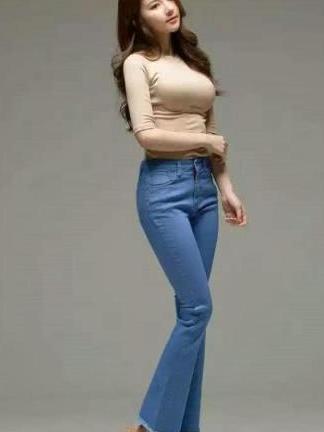 入秋后女生穿牛仔裤是首选,简单的打扮瞬间有了“心动的感觉”