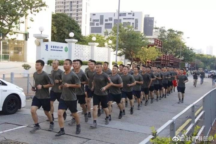  「人民日报」大律师指驻港部队便装清理街道合法，人民日报：阵