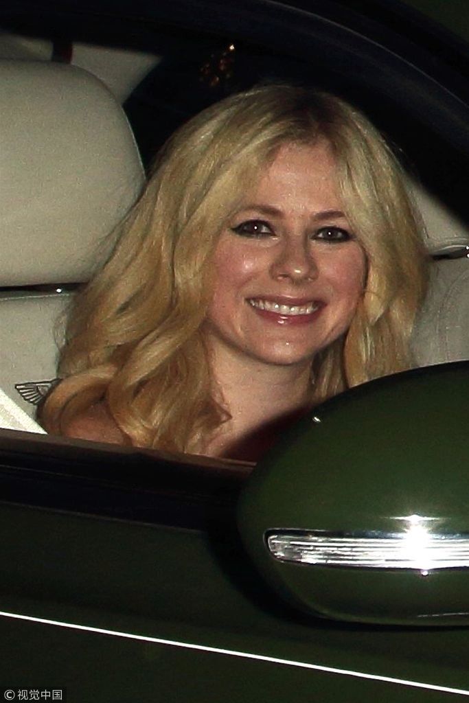 艾薇儿与男友共享浪漫晚餐牵手撒狗粮  碎花裙小露香肩露小女人娇