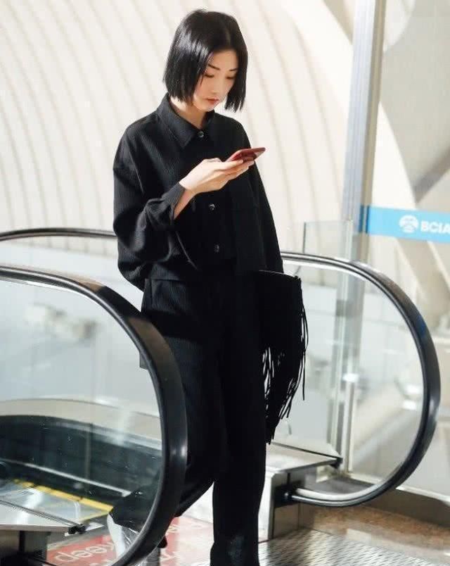 『yamy』穿搭也要大胆,yamy打破原来酷炫风格,挑战典雅风更具吸引力