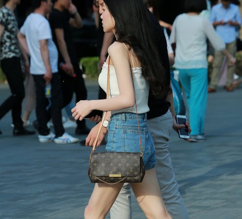 街拍，少女皮肤超白，腿型完美，简直是“人间极品”