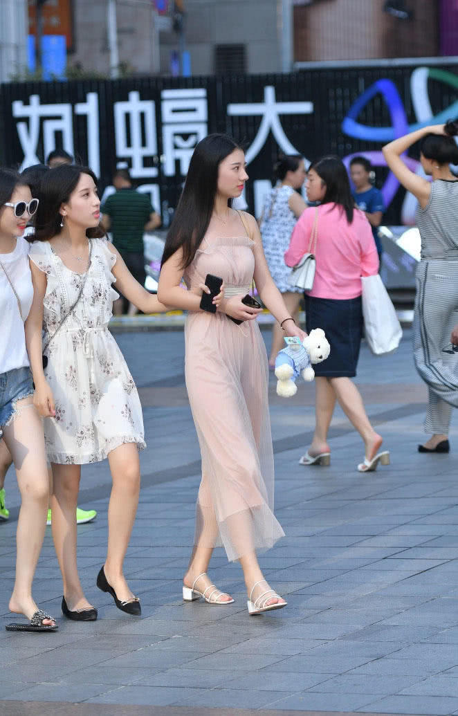 气质小姐姐穿粉色连体衣裹出曼妙身姿，优雅甜美很吸睛