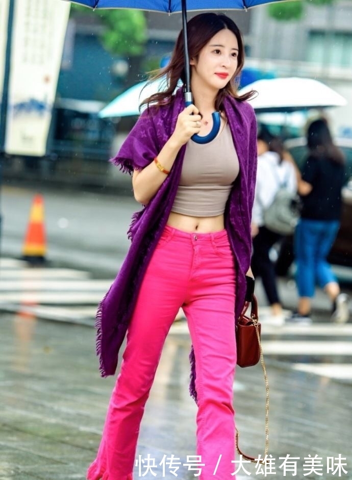  【气质】街拍：阳光有气质的小姐姐，修长的美腿很是吸睛，长相也格外动人