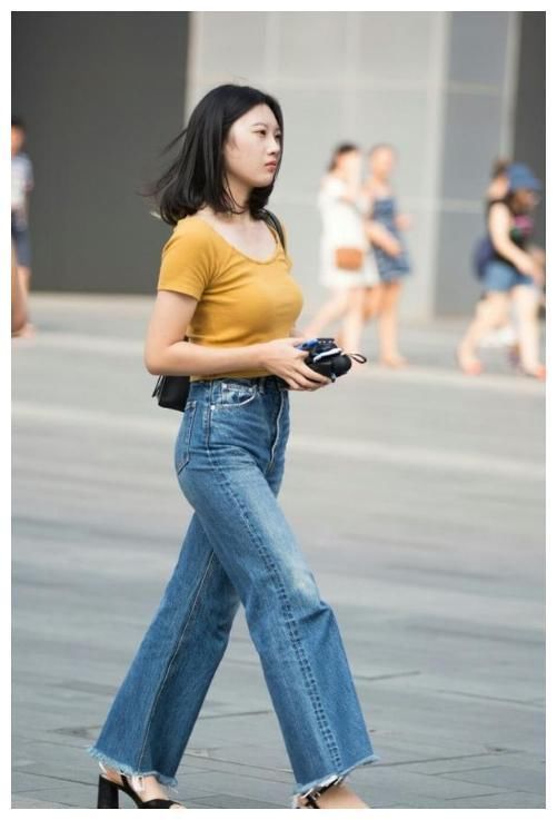 街拍：图四穿开叉超短裙，微胖有“肉感”的美腿，令人一眼难忘！