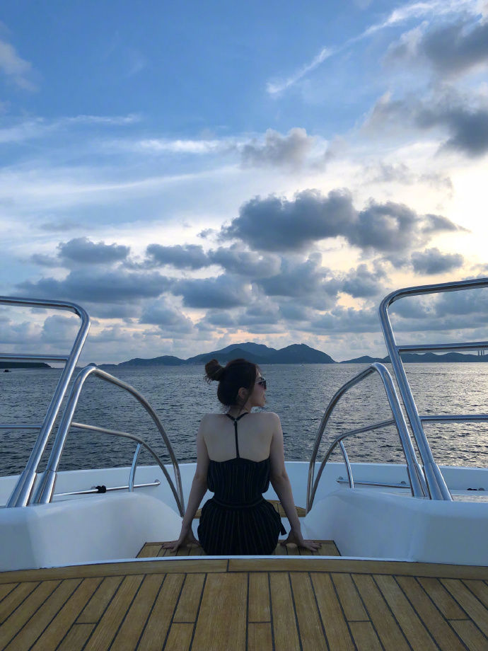 邓紫棋带妈妈出海游玩亲密似姐妹，大秀小蛮腰羡煞旁人!